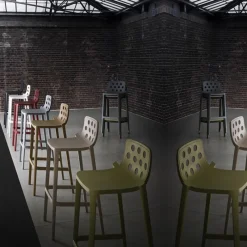 Isidoro Tabouret snack moderne empilable avec dossier ronds ajourés* Tabouret Snack (assise +/- 65 Cm)|Tabouret De Bar (assise +/- 80 Cm)
