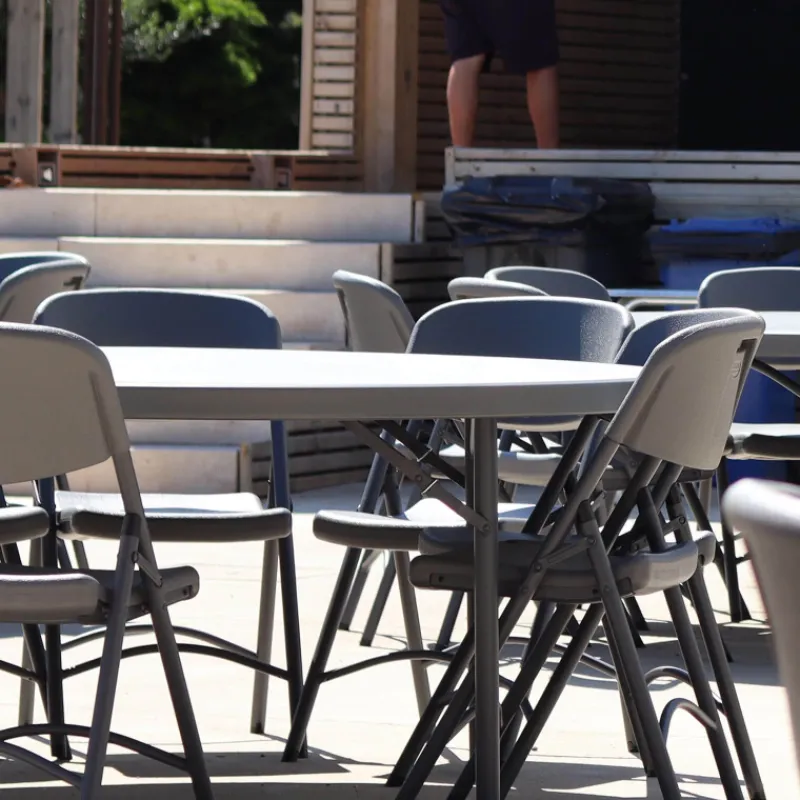 NormanChaise pliante en polyéthylène gris foncé* Chaise De Cuisine
